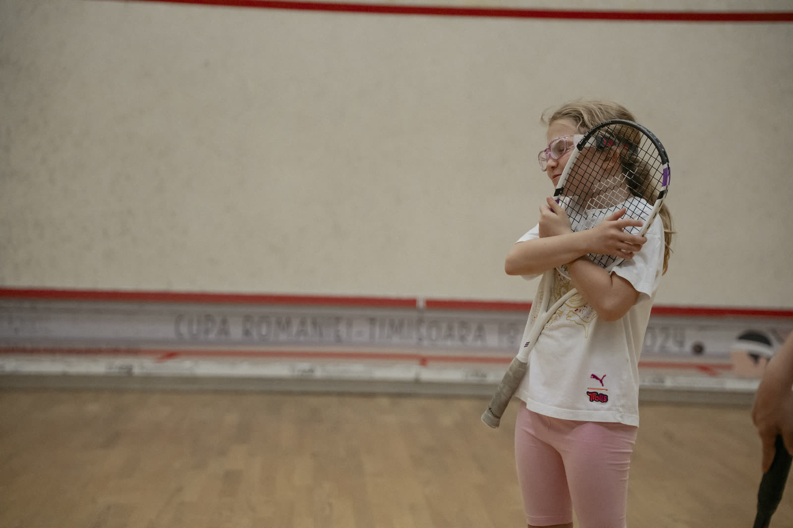 Copil cu rachetă de squash