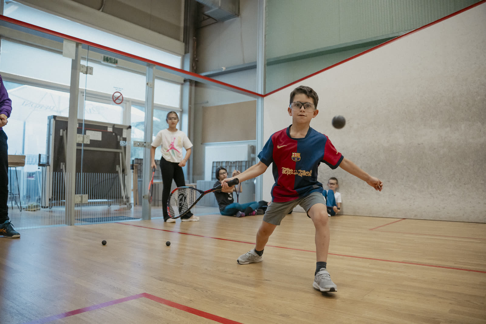 Junior jucând squash la VIRF Timișoara